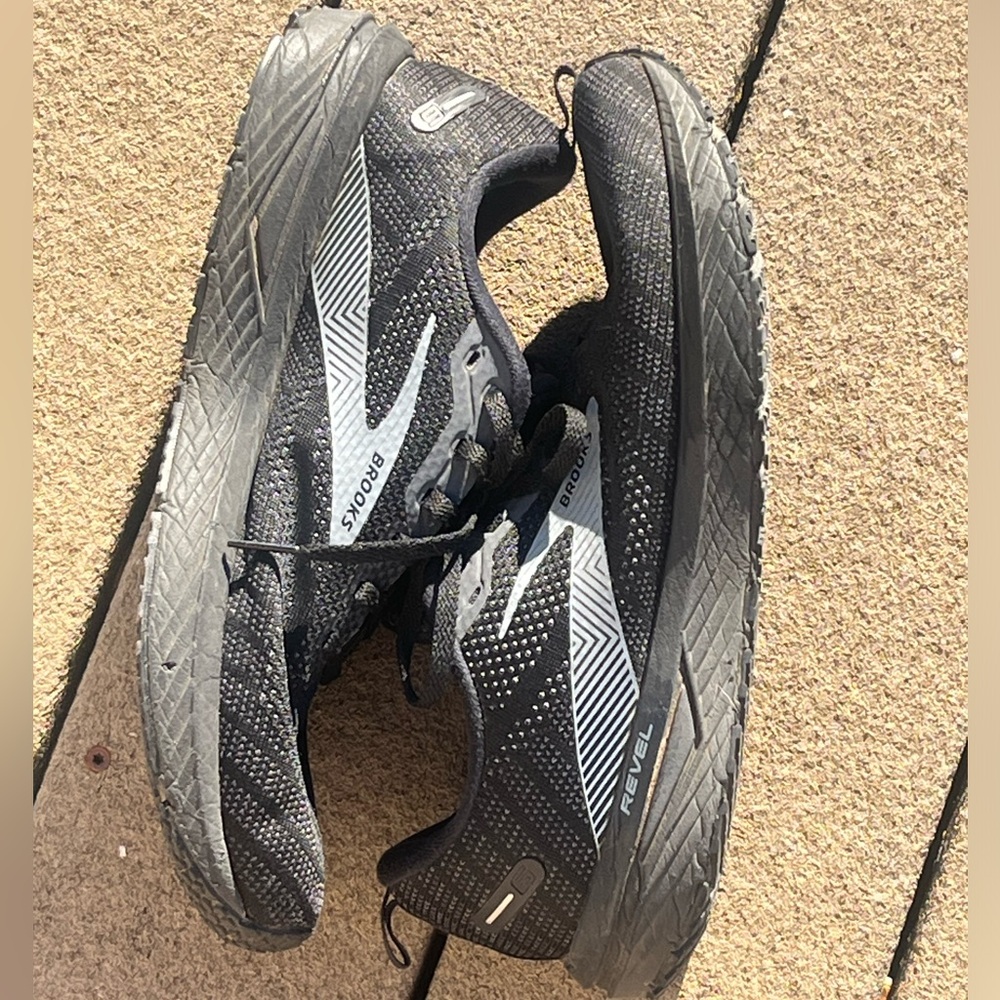 MENS BROOKS REVEL 6. USED SIZE 10.5